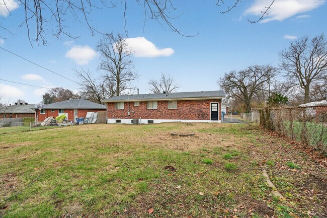 Building Photo - 1545 Reale Ave