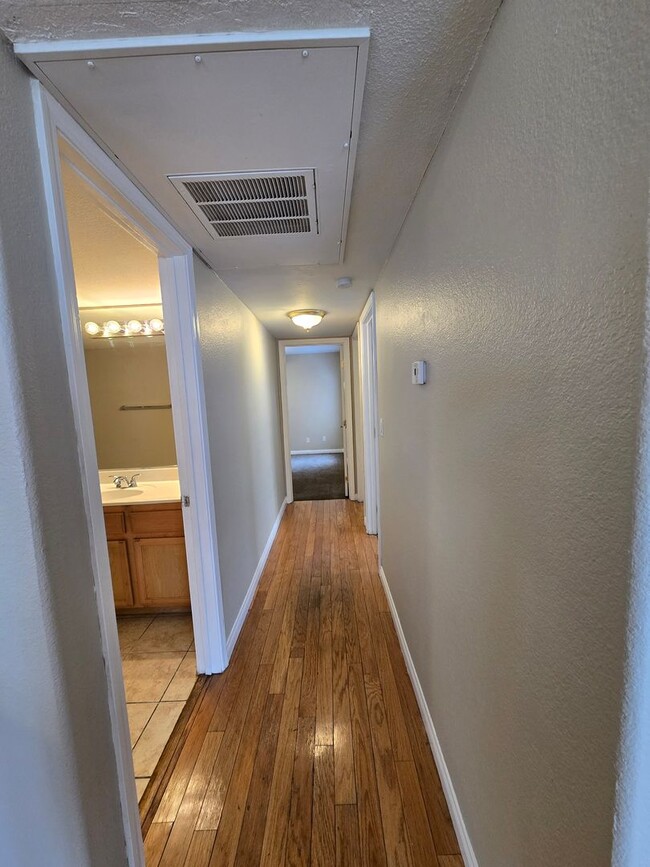 Building Photo - 3 BED / 2 BATH CONDO!!