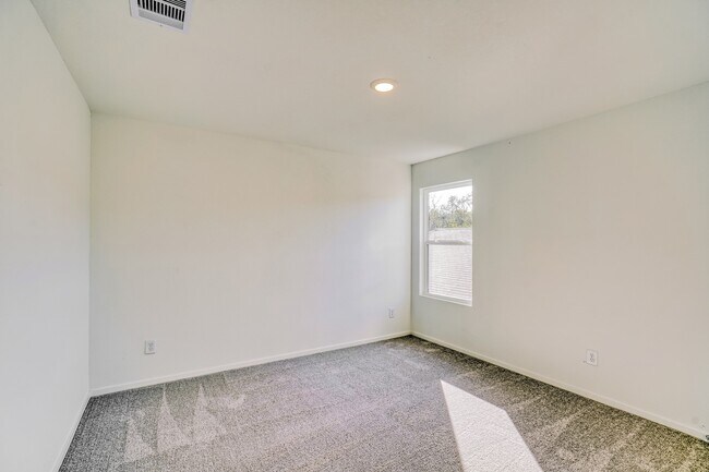 Building Photo - 11430 Forest W St