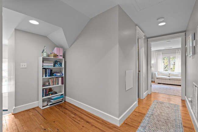 Building Photo - 2050 Midland Rd