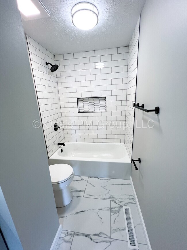 Building Photo - 912 Tellega Ave