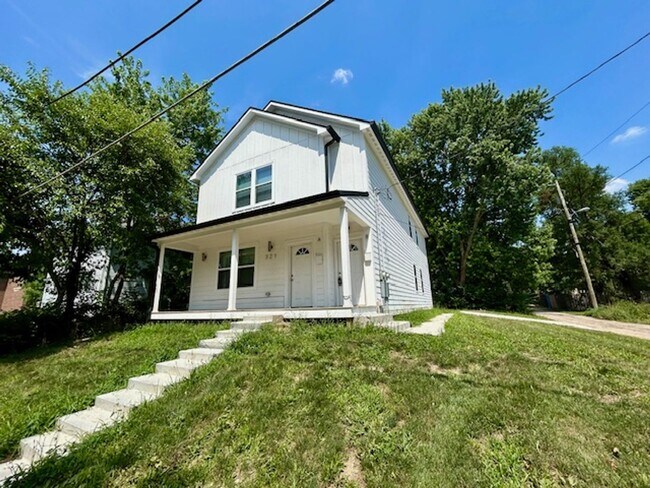 Building Photo - Charming 3-Bedroom 2 Bathroom Duplex in th...