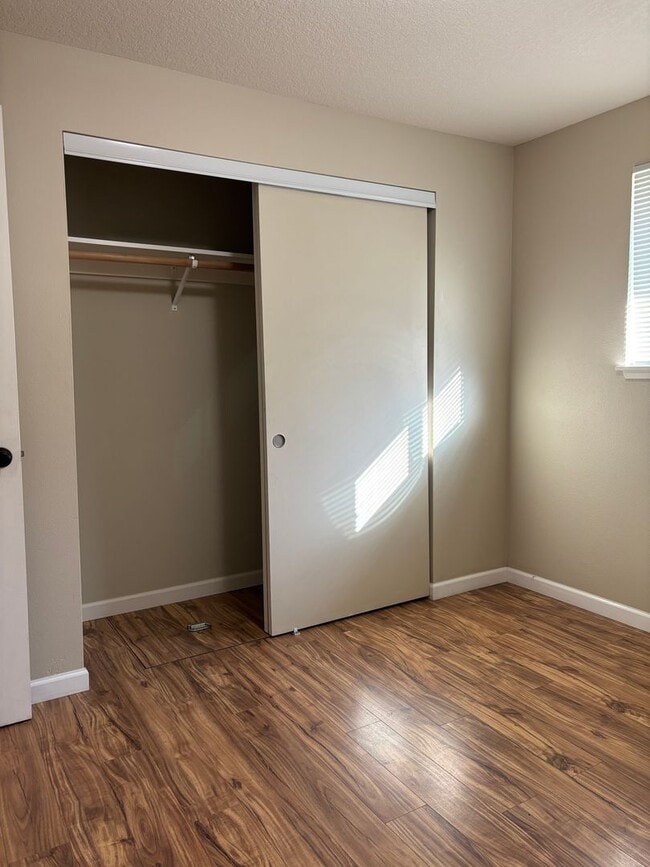 Building Photo - Located in a Desirable Area in Wilsonville 2 Bedroom Unit in a 4 Plex