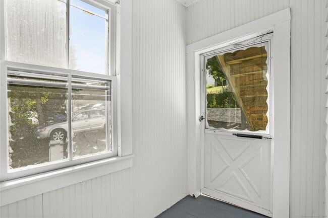 Building Photo - 10 Perry Hill Rd