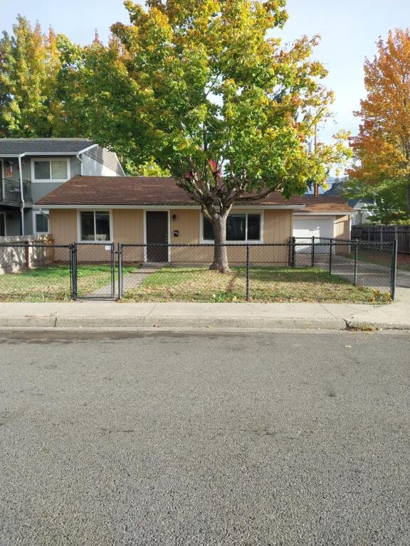 Primary Photo - 444 NW D St