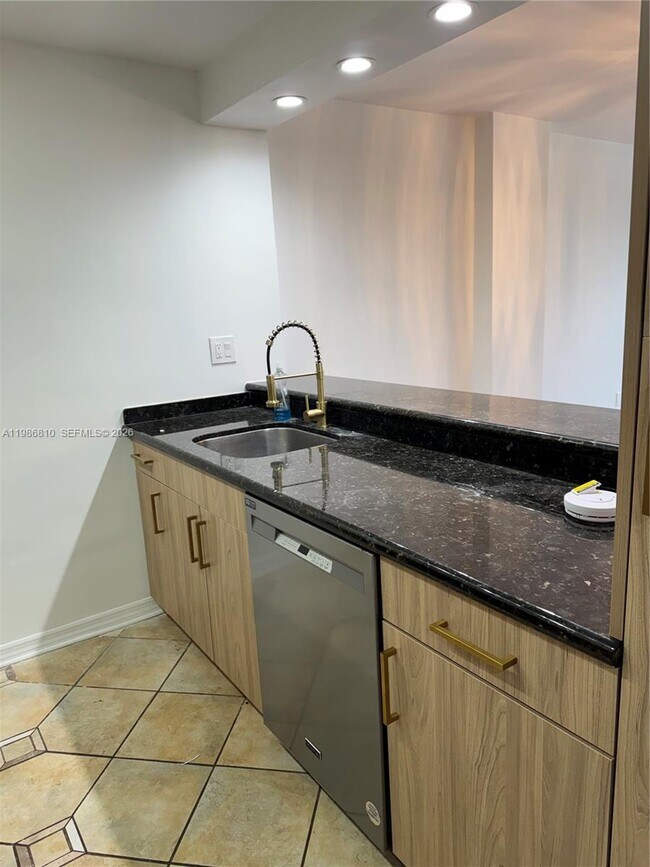 Building Photo - 600 NE 36th St