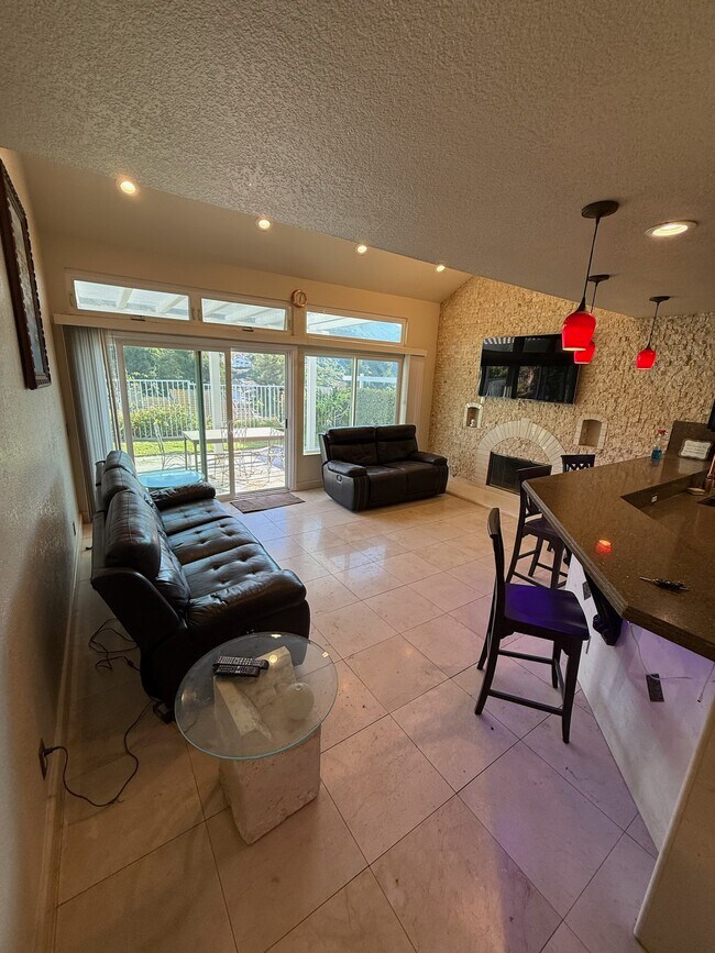 Building Photo - 3350 Deaver Dr