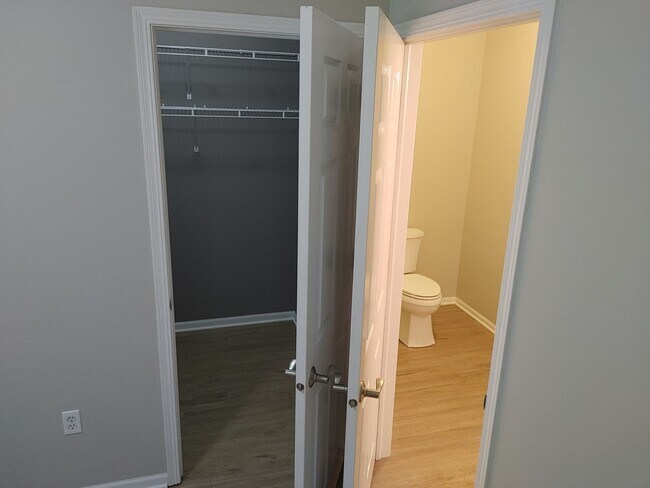 Building Photo - $1,550 | 2 Bedroom, 2 Bathroom Condo | No ...