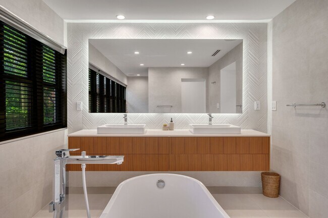 Building Photo - 10659 NE Quay Bridge Ct