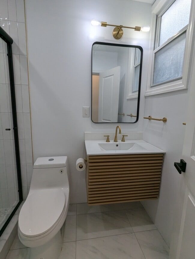 Bathroom - 17 Sheffield St