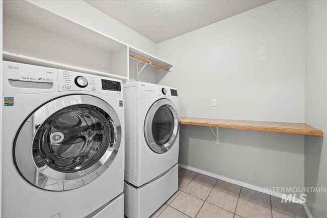Building Photo - Great 4 bedroom plus bonus room
