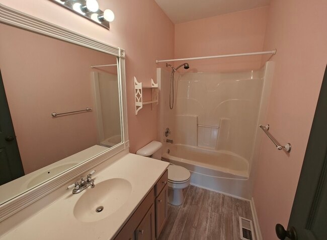 Building Photo - 1047 Chadwick Dr
