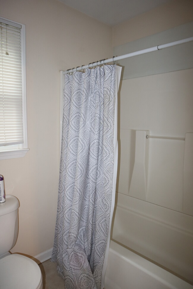 Shower/tub combo - 444 Burlington Rd NE