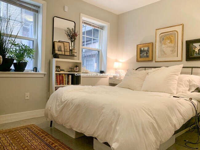 Building Photo - 33 Anderson St