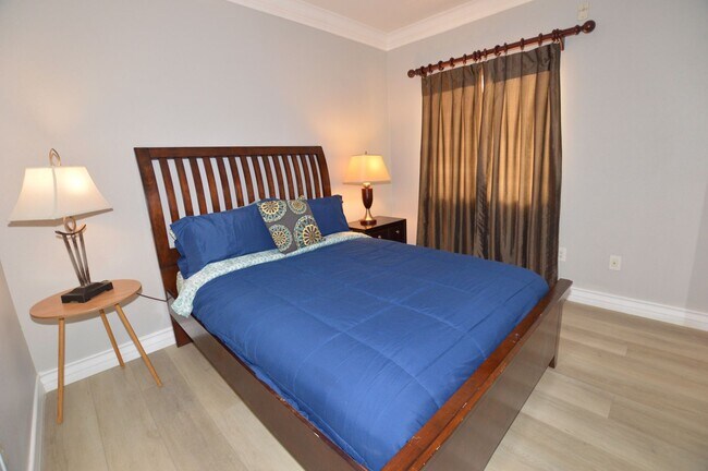 Building Photo - Meridian Furnished 2 Bd / 2 Ba Luxury Condo, Newly Renovated