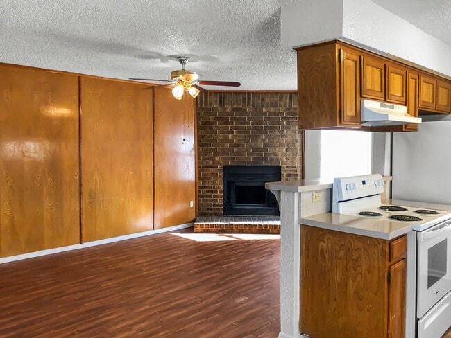 Building Photo - 821 N Mesquite St