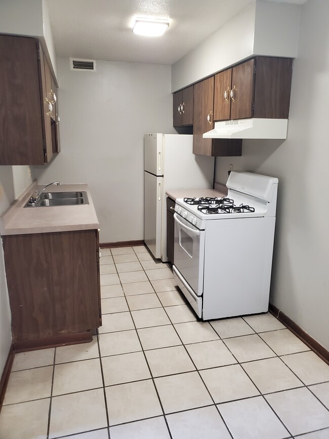 2 Bed - Kitchen - 502 W Market St