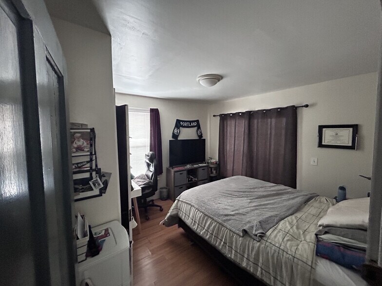 Bedroom 1 - 23 E Kidder St