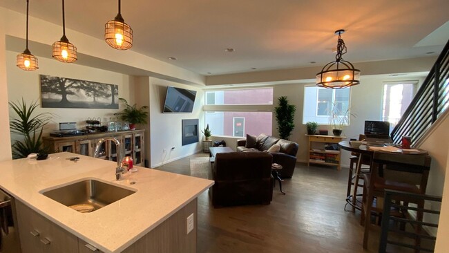Building Photo - Charming 2BR Townhome in Denver