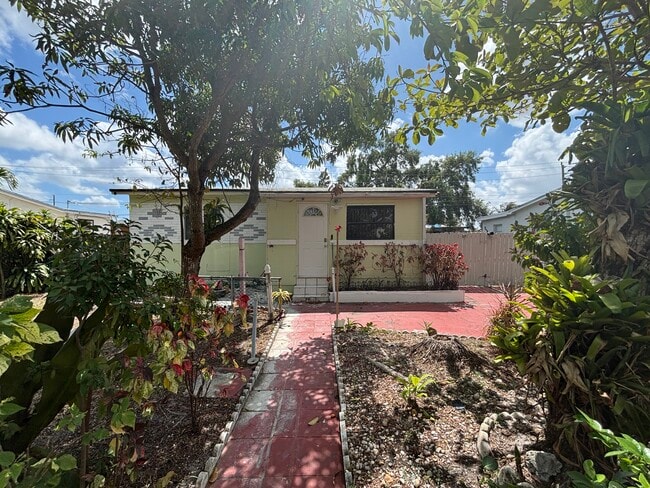 Building Photo - 6420 Oak St