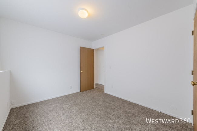 Building Photo - 915 Spiros Ct