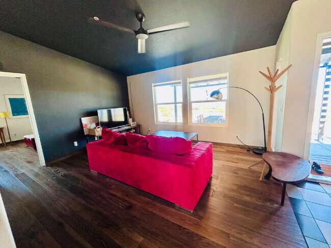 Building Photo - Updated 3 bd, 2 ba on 1.98 Acres with Hot Tub!