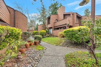 Building Photo - Great 1bed 1bath Location in Kirkland! Parking and W/S/G included in rent