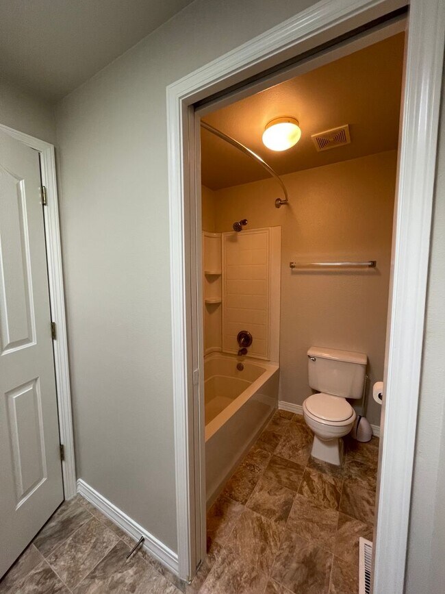 Building Photo - Beautiful 5bd 3ba home on corner lot, Edge...