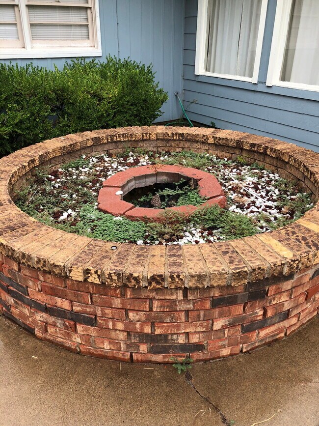 Building Photo - Spacious 4-Bedroom Home with Sunroom Available for Summer 2026 Pre-Lease