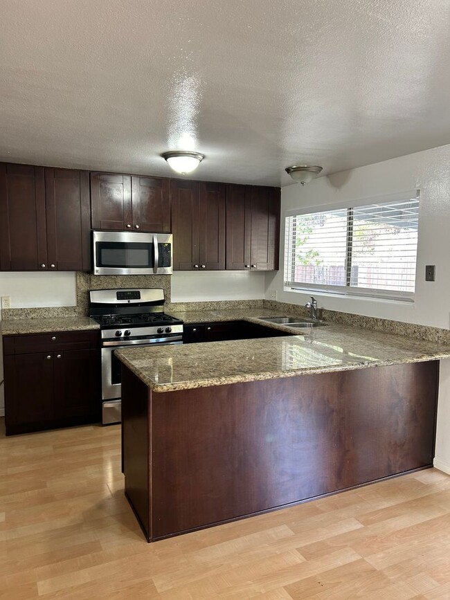 Building Photo - Poway 3 Br 2 ba - Central location - EZ Fr...