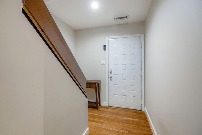 Building Photo - 9154 Lakeland Dr