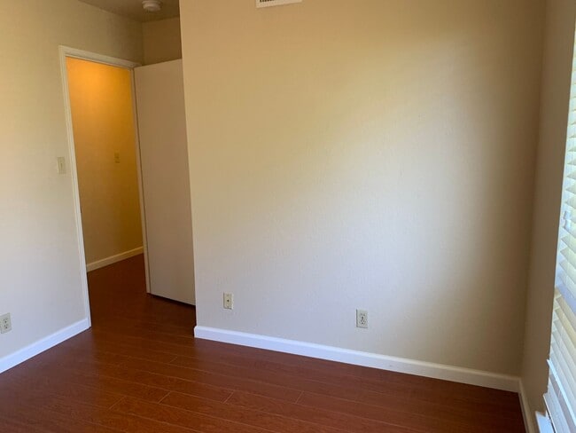 Building Photo - Adorable well maintained 3 bedroom 2 bath ...