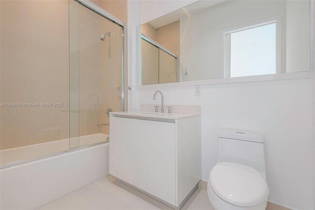 Building Photo - 2821 S Bayshore Dr