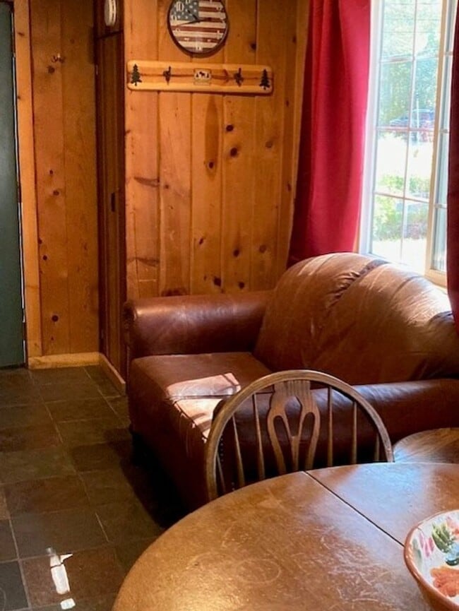 Building Photo - *Small Cozy Furnished Cabin*