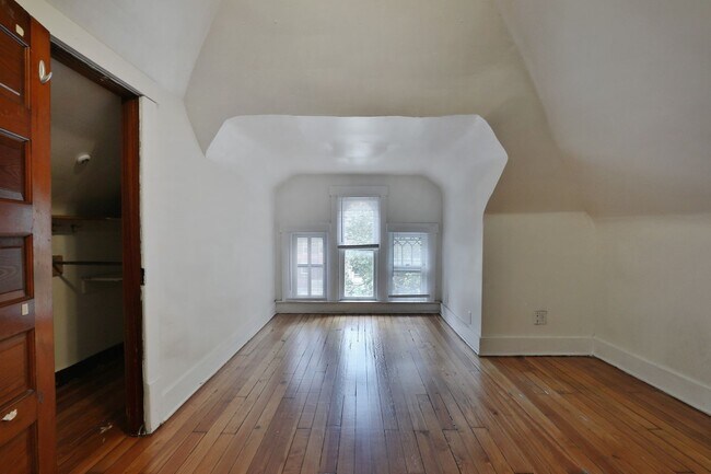 Building Photo - 1611 Summit St