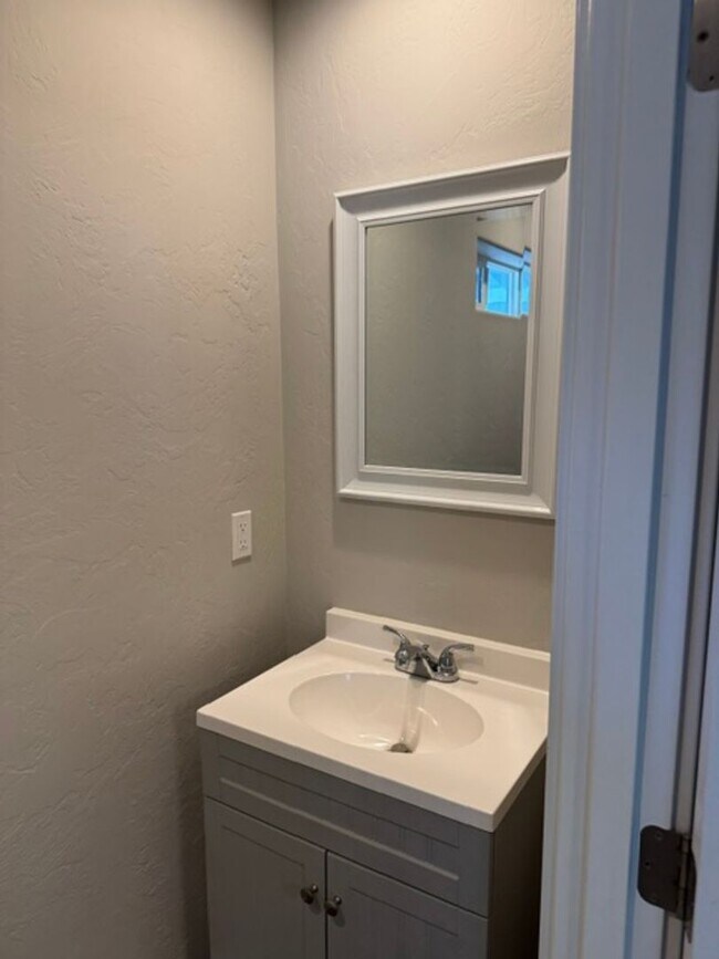 Building Photo - LIKE - NEW 3- BEDROOM TOWNHOME W/ GARAGE, FENCED YARD & PRIVATE 3RD BEDROOM OFF GARAGE
