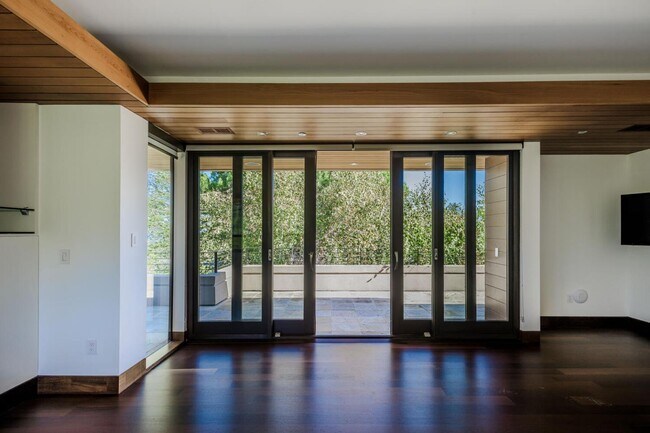 Building Photo - 2510 Skyfarm Dr