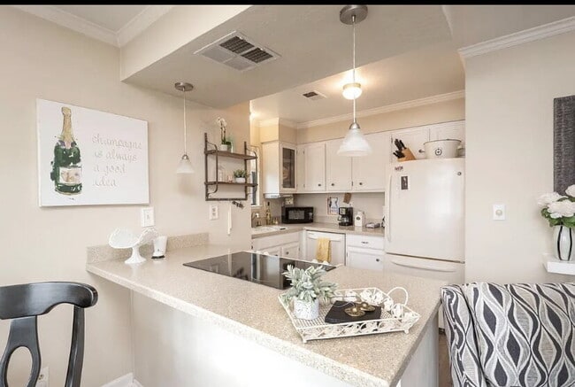 Building Photo - "Charming 1-Bed Sanctuary with Hardwood Floors & Central Vacuum in San Mateo!"