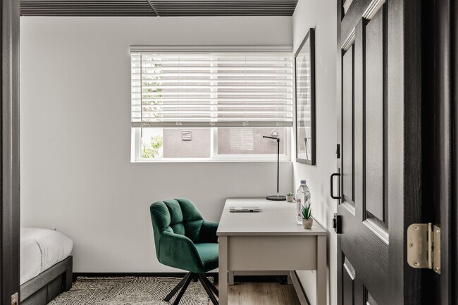 Building Photo - A 5 bedroom, 4 bathroom Fully Furnished Apartment at 1515 1/2 Selby Ave.