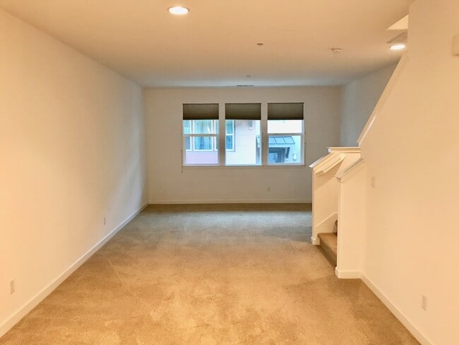 Building Photo - Meticulously Maintained 3 Bed 3 Bath Townh...