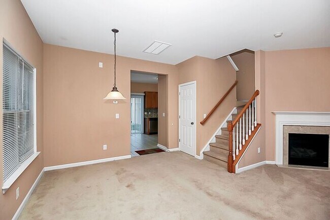 Building Photo - End Unit 3BD/2.5BA Townhome in Mill Creek!