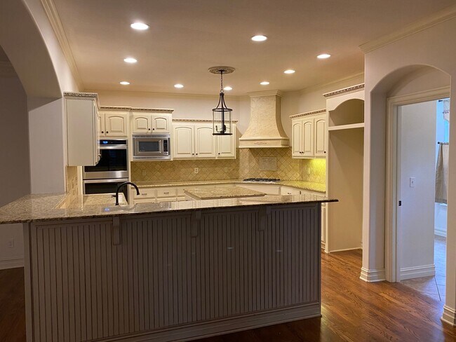 Building Photo - Lovely Stone/Stucco Home Nestled In Cul-De...