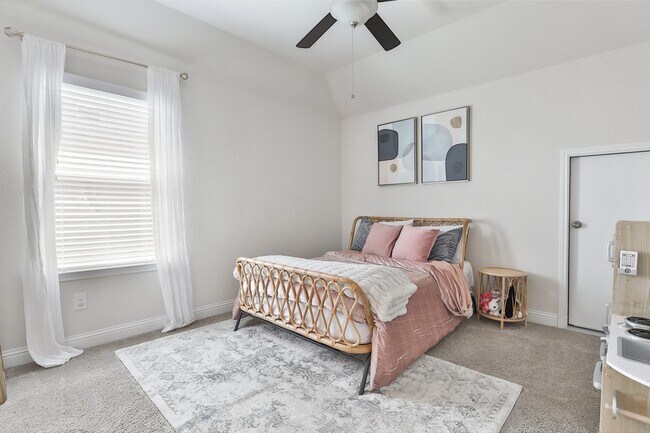 Building Photo - 2215 Tonkawa Trl
