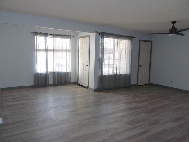 Building Photo - 687 Marina Dr