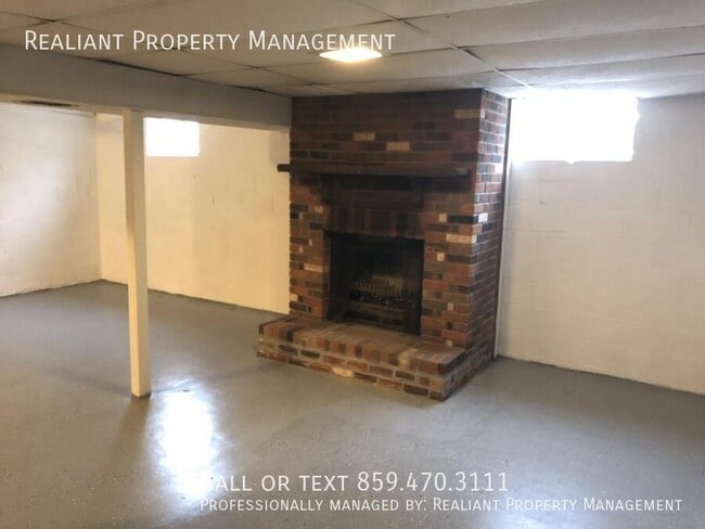 Building Photo - 2135 Tamarack Dr