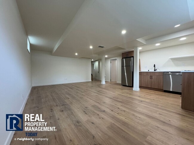 Building Photo - 910 N Union Ave