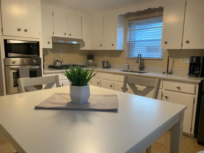 Building Photo - 36 Meshaka St