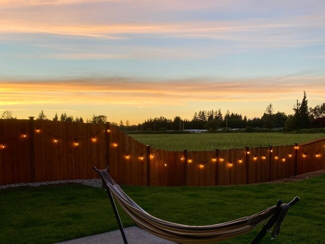 Building Photo - Stunning Stewart Crossing Home!