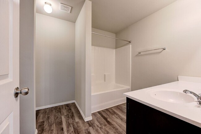 Building Photo - Beautiful 4BD/2BTH with a 2 car garage in ...