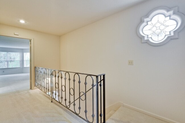Building Photo - Lovely and spacious 3BR 2.5BA townhouse in...